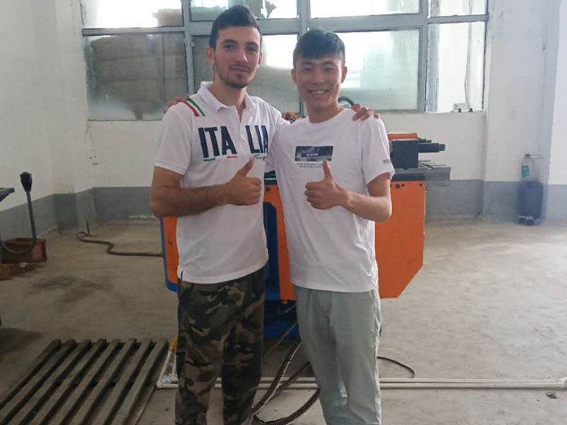 cliente de Uzbekistán ha venido a inspeccionar la máquina dobladora de tubos dw100nc